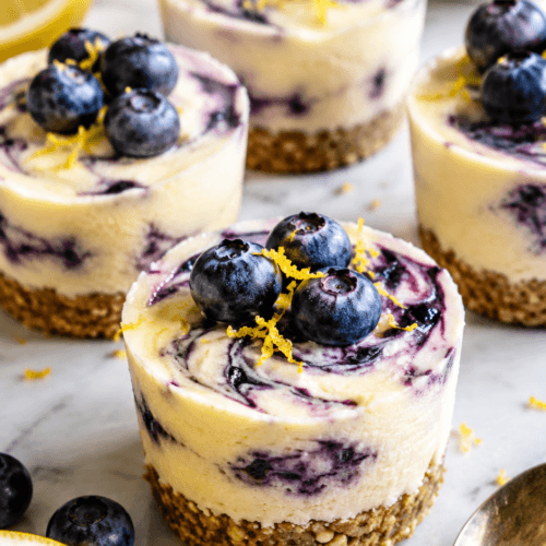If you want something bright, creamy, and ridiculously easy, these no-bake lemon blueberry cheesecake cups are about to be your new favorite dessert. They’re made with cashews, lemon juice, maple syrup, and fresh blueberries for a refreshing, feel-good treat that looks fancy with barely any effort.